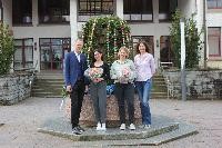 Bürgermeister Schmitt, Frau Stöcker, Frau Dold und Frau Dufner vor dem Rathausbrunnenn. Im Hintergrund sieht maman das RAthaus