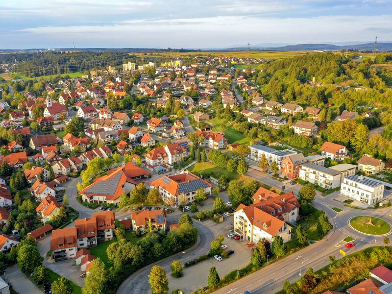 Eine Vogelperspektive auf Brigachtalt mit dem Rathaus und  vielen Häusern mit roten Dächern, umgeben von grüner Landschaft.