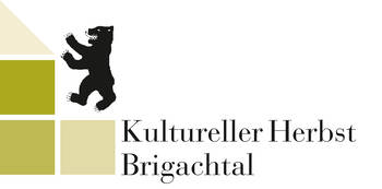 Ein schwarzer Bär steht auf zwei beigen und einem olivgrünen Rechteck mit dem Text "Kultureller Herbst Brigachtal" daneben.