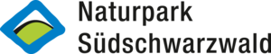 Das Bild zeigt das Logo des Naturparks Schwarzwald Mitte/Nord mit einem stilisierten Hügel in einem blauen Rautenrahmen und Schriftzug.
