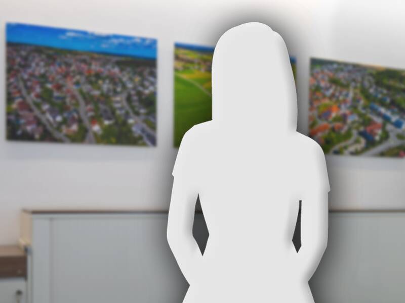 Eine schemenhafte Personengestalt steht in einem Büro