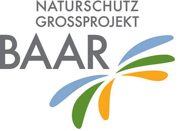 Das Bild zeigt das Logo des "Naturschutz Großprojekt BAAR" mit farbigen, abstrahierten Blattformen in Blau, Grün und Gelb.