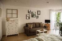 Wohnbereich mit Sofa und Kommode