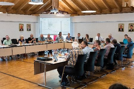 Die Gemeinderatsmitglieder, Amtsleiter und Bürgermeister Schmitt sitzen im Meinrad-Belle Saal 
