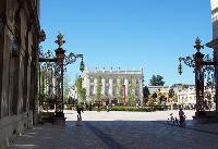 Im Hintergrund sieht man die Place Stanislas und im Vordergrund der Platz 