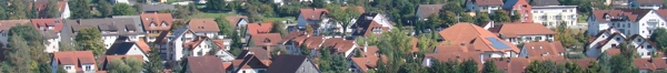Rote Dächer von mehreren Häusern in Brigachtal zwischen Bäumen.